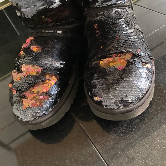 UGG Classic II Short Glitter Boots - Picture 9 of 9